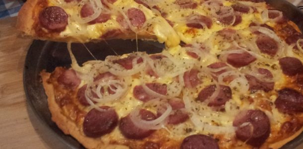 pizza-de-massa-caseira-com-calabresa-acebolada