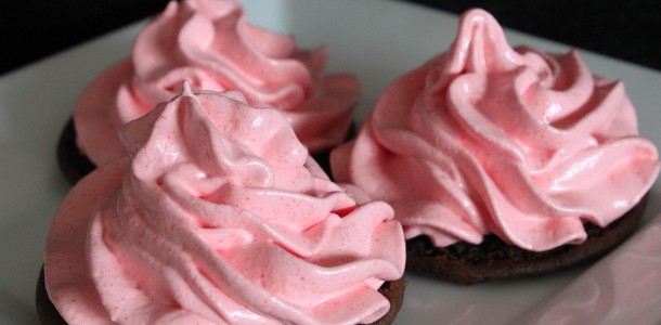img_cobertura_de_cupcake_com_gelatina_de_morango_2940_orig